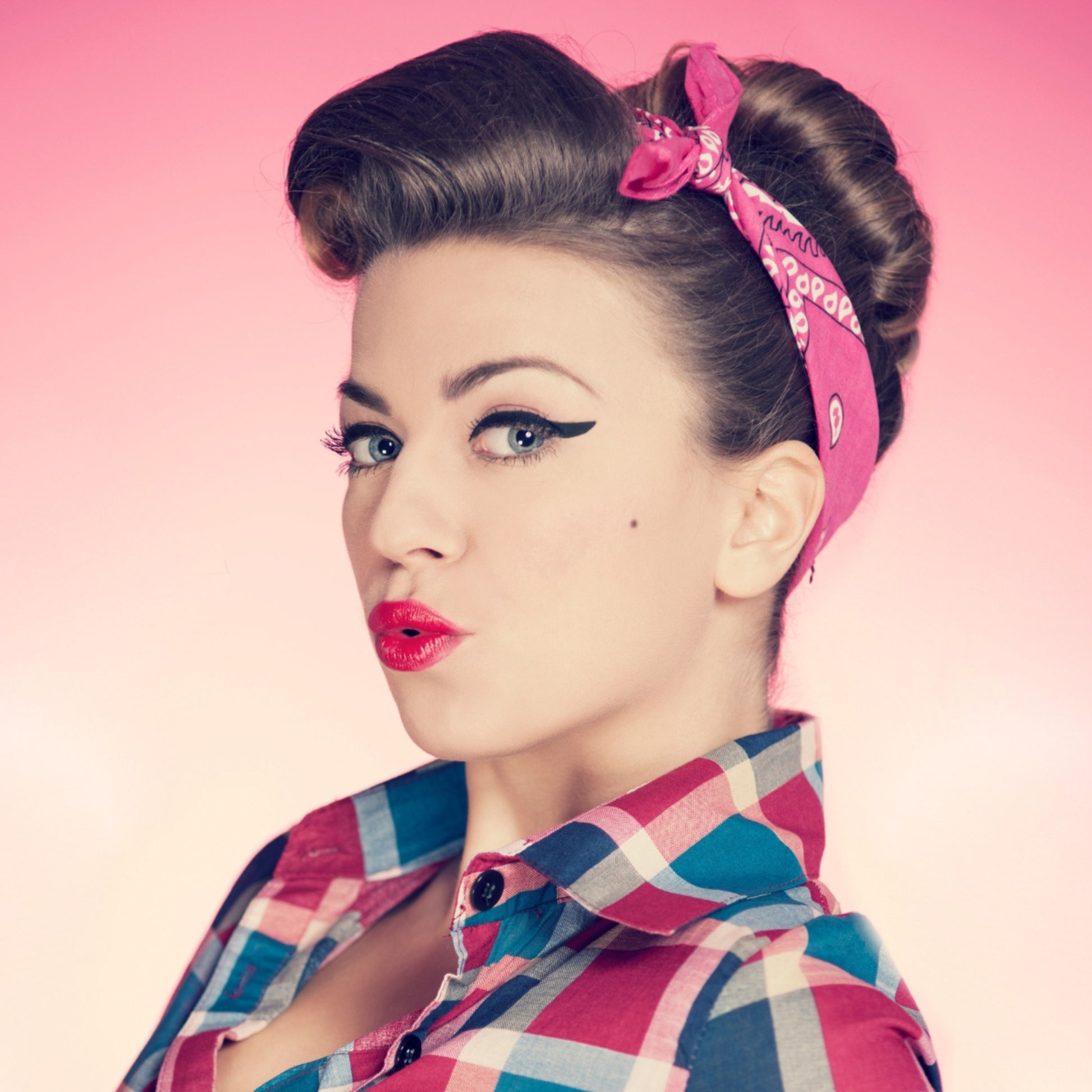 Vintage rockabillly style model wearing a cotton stay put bandana 
